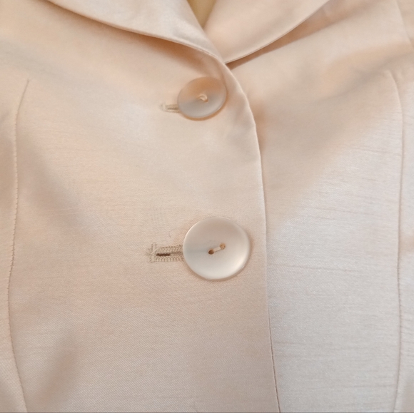 Larry Levine Satin Suit Jacket, Gold, Spread Collar, pearlized Buttons, Flaps, 4 - Picture 8 of 10